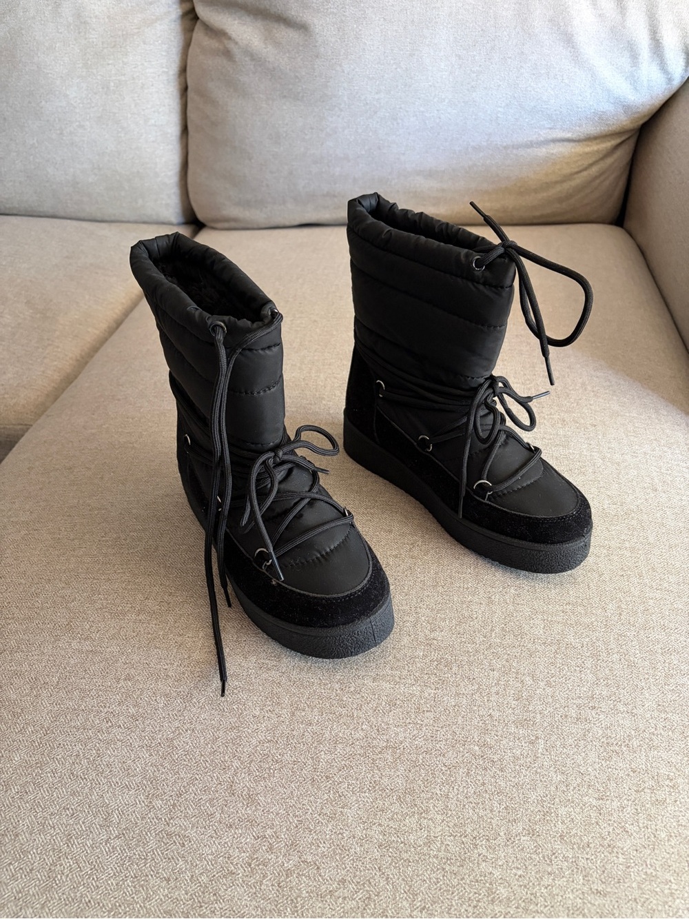 Women's Black Insulated Winter Lace-Up Boots